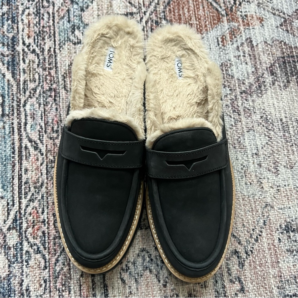 Toms Black Leather Loafers with Cream Lining - Picture 4 of 9